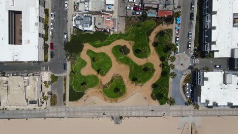 vista aérea acima do noble park, na ensolarada hermosa, los angeles, eua - de cima para baixo, tiro de drone