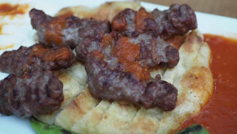 kebab de carne turca con salsa de tomate en el pan