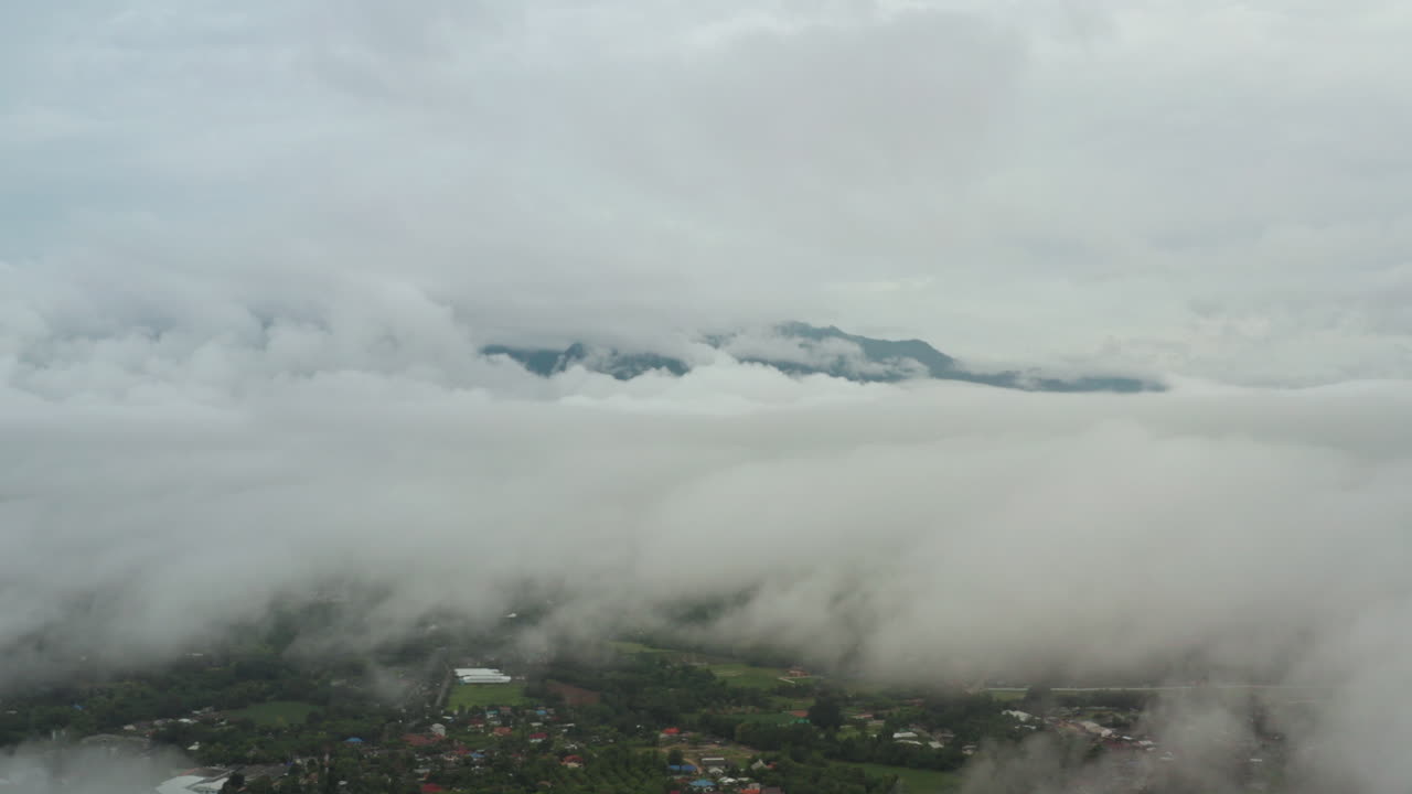 아래 마을과 구름 위로 공중 비행