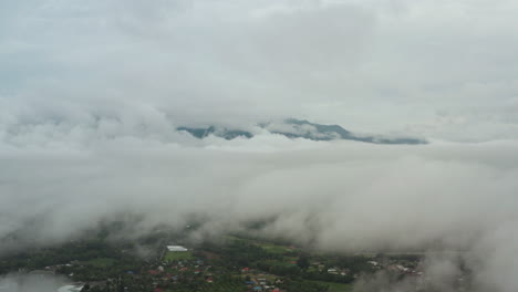 空中飛過雲端,下面有一個城市