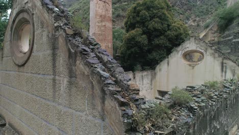 Aerial-dolly-back-shot-of-a-building-ruin-in-the-Mina-Española-Masonica-in-Real-de-Catorce,-San-Luis-Potosi,-Mexico