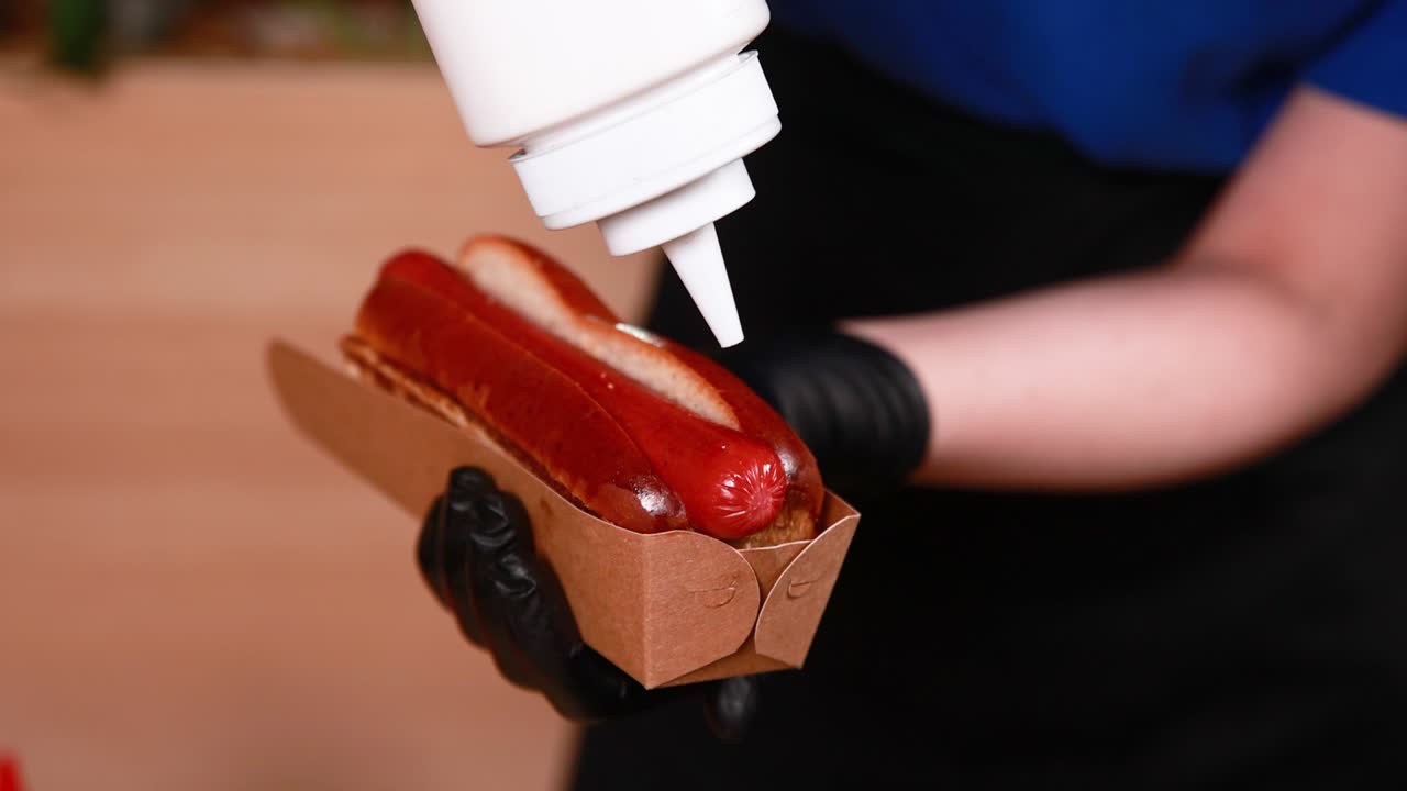 preparando un perrito caliente