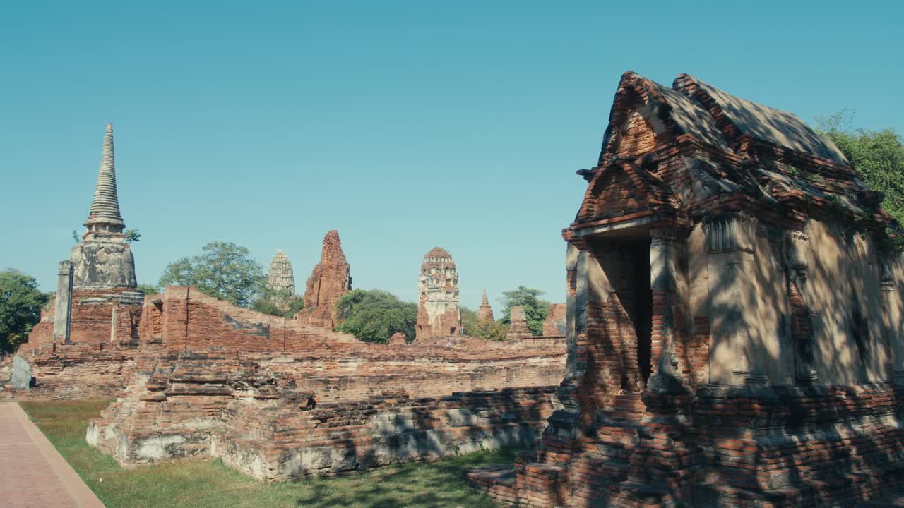 4K-elokuvamateriaalia Ayutthayan historiallisen puiston raunioista kirkkaan sinisen taivaan alla