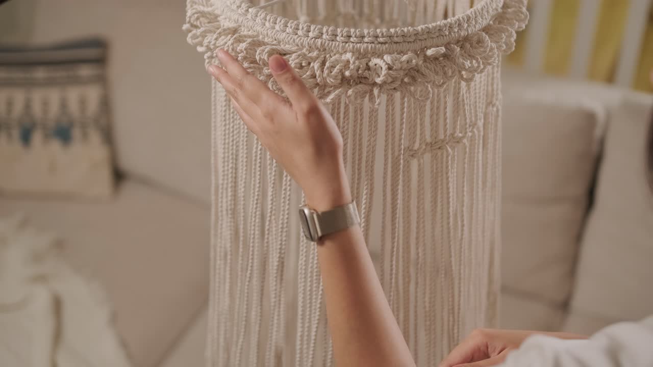 집에서 마크라메를 뜨개질하는 취미. 여성의 손은 두꺼운 가닥으로 장식을 뜨개진다.