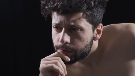 un primer plano de un hombre reflexivo.