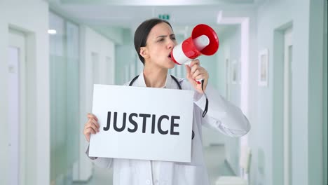 una doctora india enojada protestando por la justicia