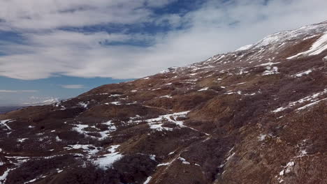 volando sobre colinas y rutas de senderismo en invierno