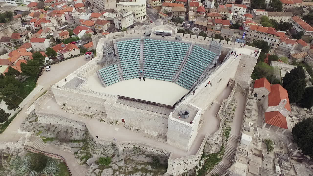 Panoramavy från fågelperspektiv över Sankt Mikaels fästning och Šibeniks akvatorium.