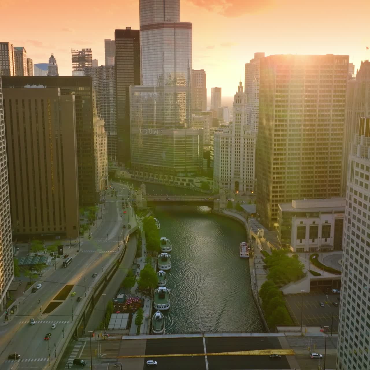 Rio Chicago sob os raios do sol poente. O sol se pondo e refletindo nas janelas dos belíssimos edifícios da metrópole