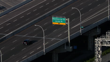 toma cinematográfica en cámara lenta de la autopista gardiner expy durante el día toma de telelense, toronto, canadá