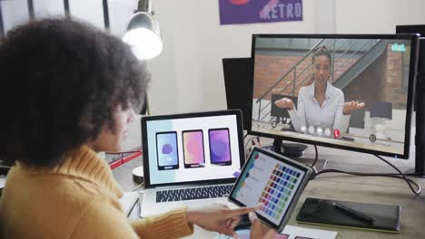 mujer de negocios afroamericana en videollamada con su colega afroamericana en la pantalla