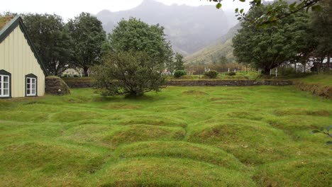 Famosa-Iglesia-De-Césped-De-Hofskirkja-En-Öræfi,-Islandia---Toma-Panorámica