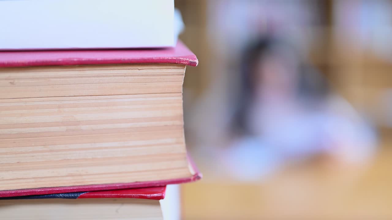 los estudiantes se sientan para los exámenes en el aula de la universidad.