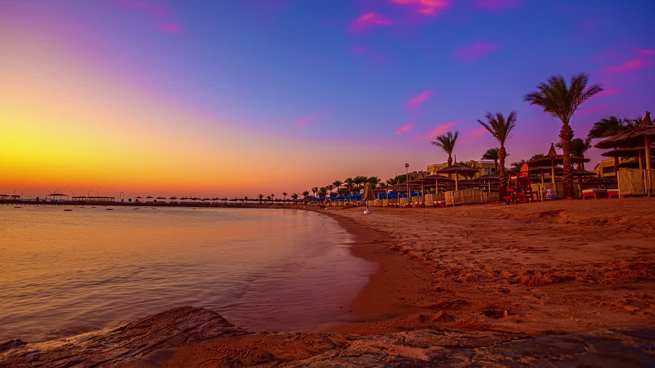 Tramonto colorato su una spiaggia del Mar Rosso - time lapse romantico