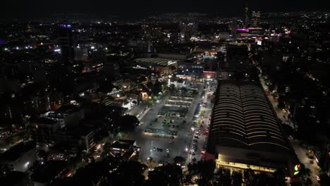 Paso-Elevado-Nocturno-Del-Estacionamiento-De-Un-Centro-Comercial-En-El-Barrio-Del-Valle-En-La-Ciudad-De-México