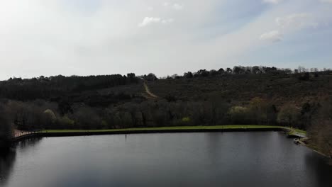 Toma-Aérea-En-Ascenso-Sobre-El-Embalse-De-Squabmoor-En-Woodbury-Common-Devon,-Inglaterra