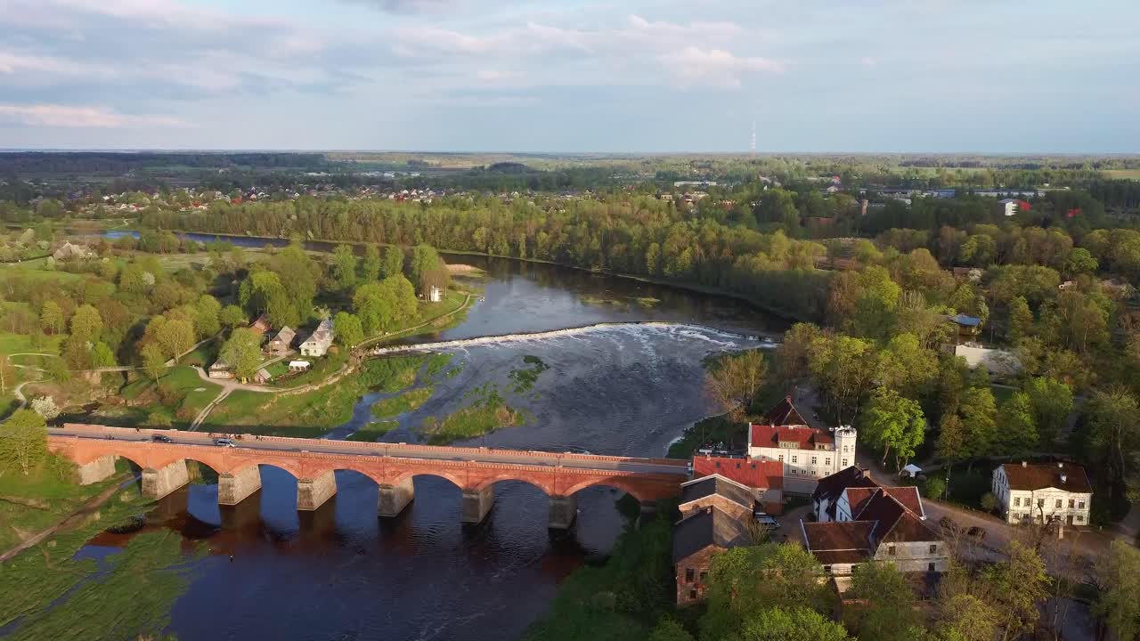 largo puente de ladrillo antiguo, kuldiga, letonia a través del río venta