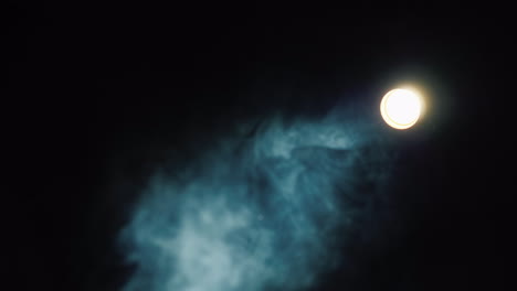 linterna ilumina el humo en el fondo