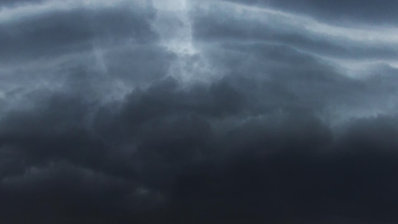 la tormenta dentro de la espesa nube gris oscuro se acercó
