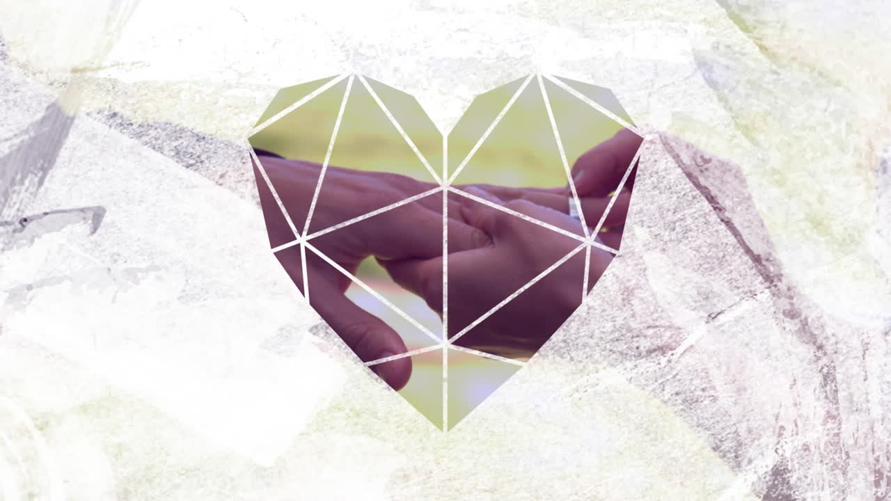 pareja cogida de las manos a través del primer plano en forma de corazón blanco