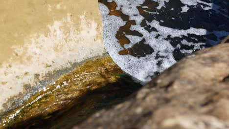 Ein-Flacher-Bach,-Der-In-Einen-Pool-Entlang-Eines-Plätschernden-Baches-Fließt