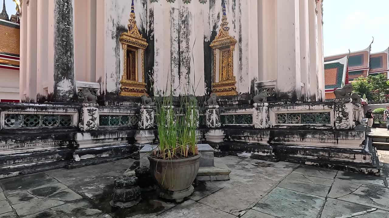 una vista serena de la arquitectura de wat pho
