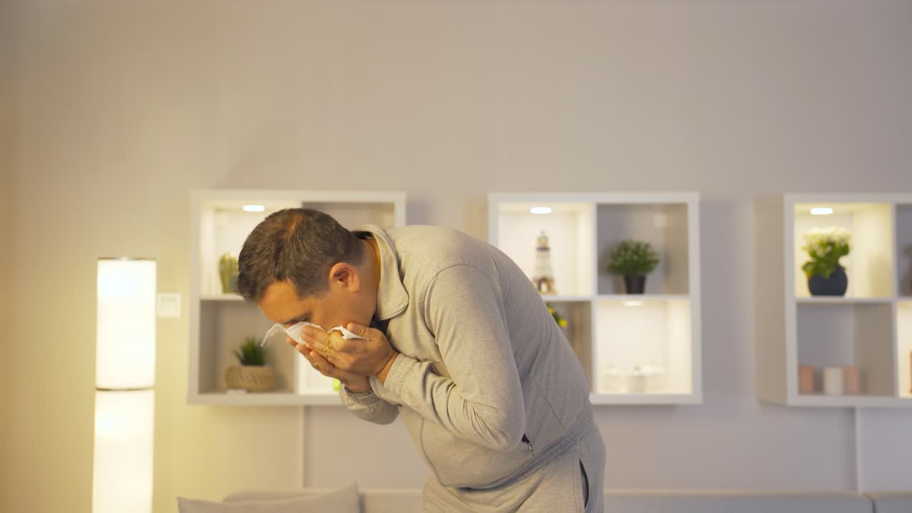 재채기 할 때 입과 코를  ⁇ 는 남자.