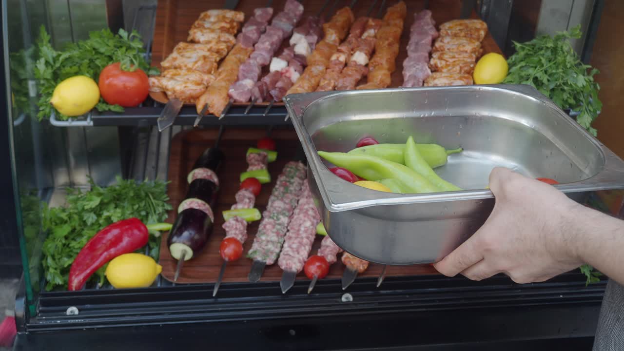 preparando deliciosas salchichas a la parrilla