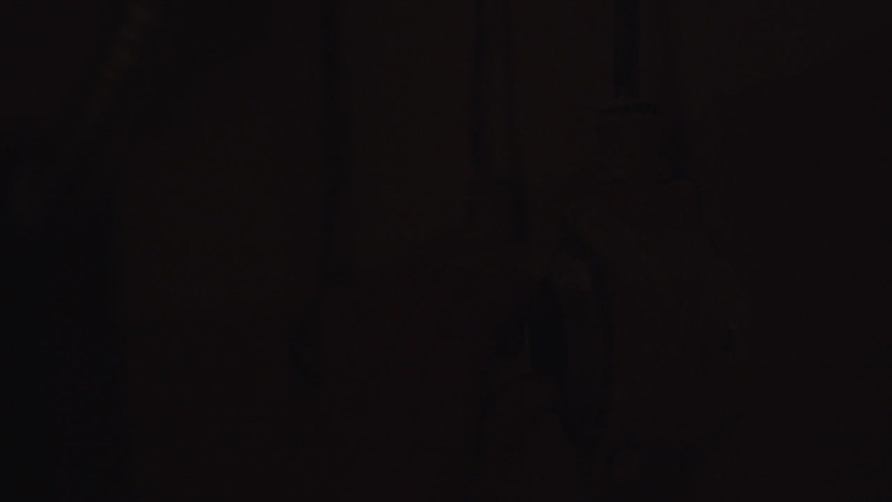 viejo interruptor de luz polvoriento en el viejo refugio de guerra encendiendo y apagando la luz