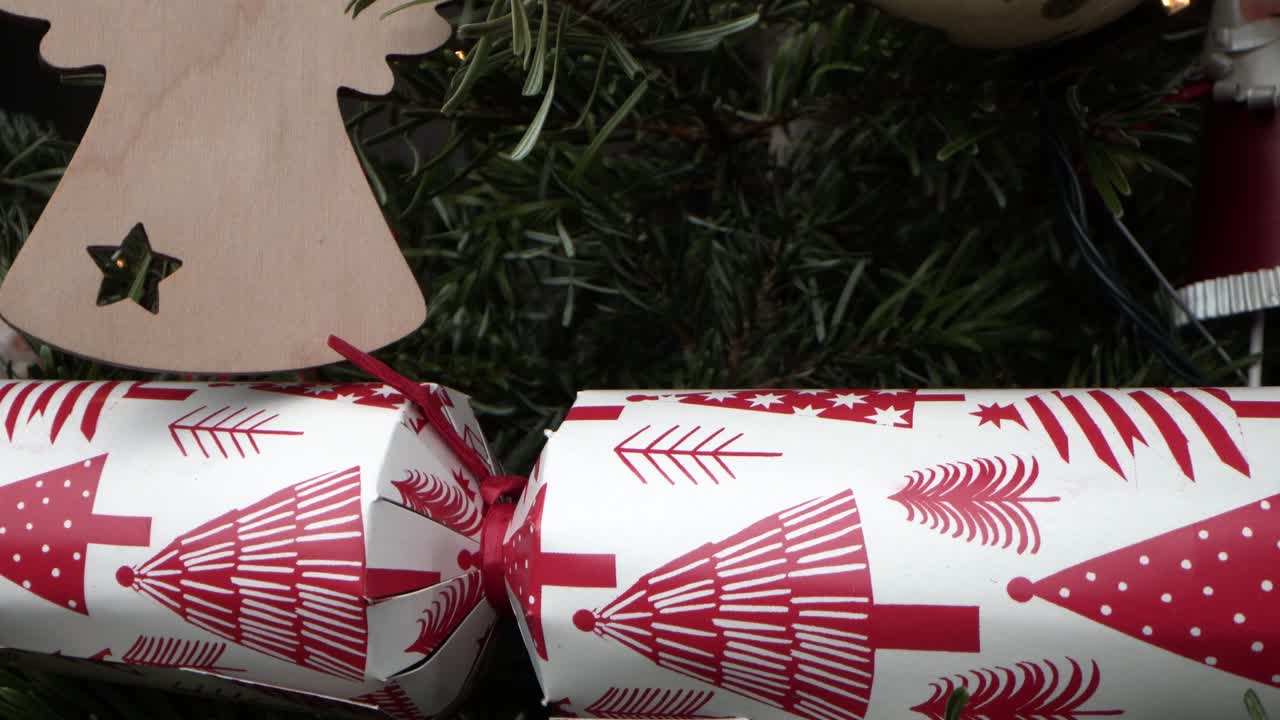 galletas de navidad envueltas en una rama de pino. decoraciones festivas