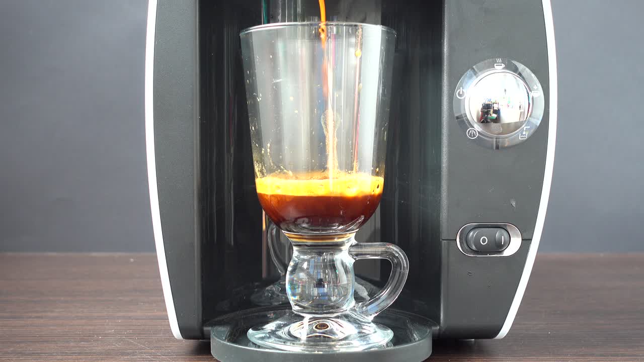 Preparo de café na cafeteira. Cafeteira.
