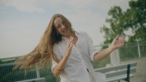 mujer positiva bailando al aire libre