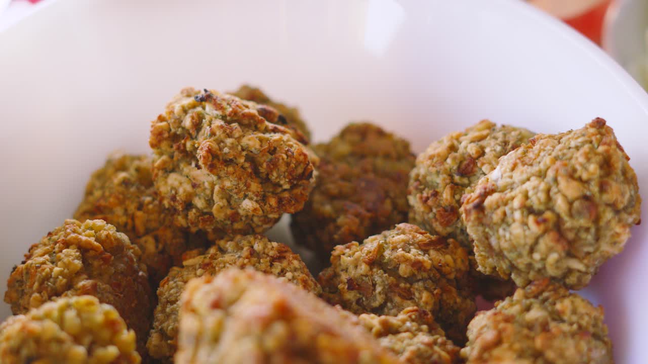 Polpette di ripieno con salvia e cipolla cotte servite in una ciotola bianca. Pangrattato e condimenti mescolati con olio, burro, acqua per accompagnare arrosti