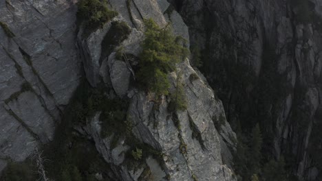 Vista-Aérea-De-Drones-De-Una-Enorme-Roca-En-La-Pared-De-La-Montaña,-Vista-Vertiginosa