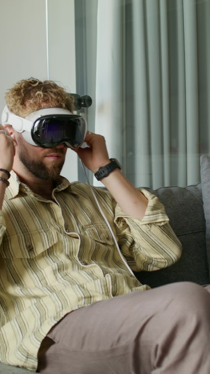 hombre con auriculares vr, relajándose en un sofá