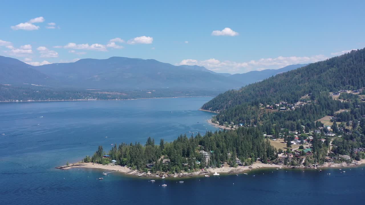 lujo junto al lago: fincas en la tranquila belleza de la bahía ciega en el lago shuswap
