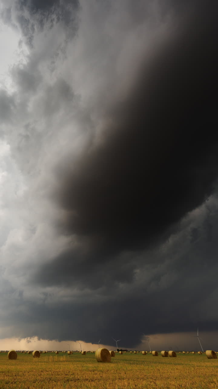 Mørk, overskyet himmel med skyer, der glider jævnt i en kraftfuld, atmosfærisk bevægelse