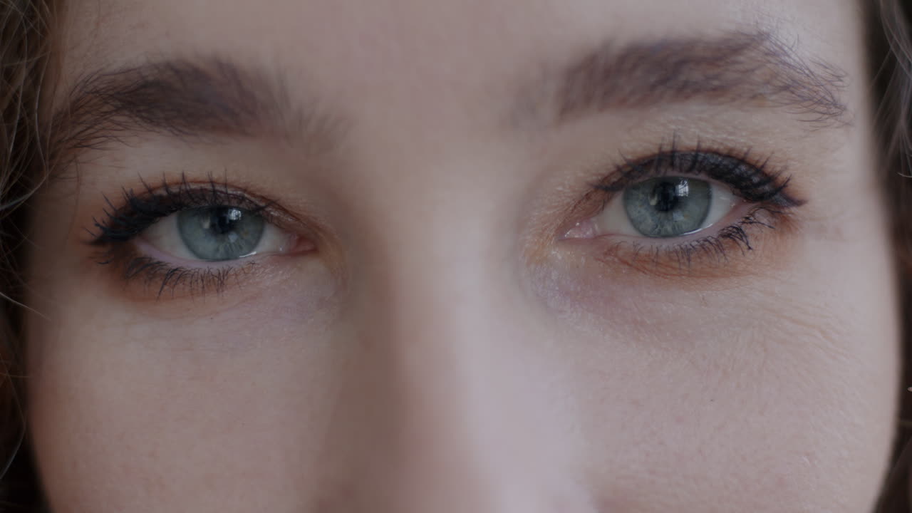 primer plano de los ojos de una mujer.