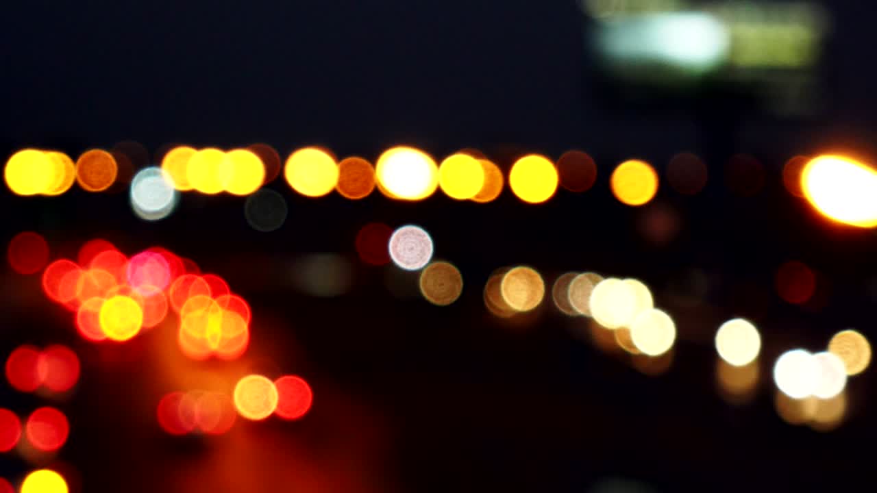 la luz bokeh de las luces de los coches que corren por las calles de la ciudad.