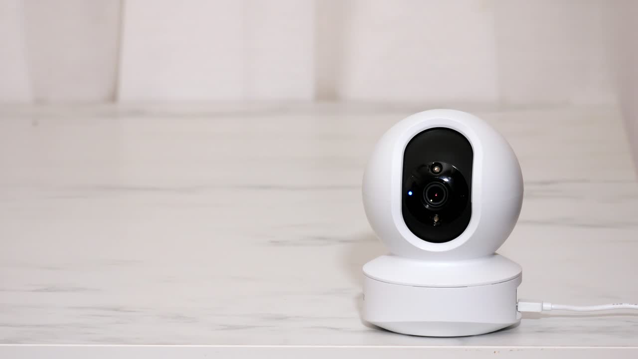 Telecamera di sicurezza IP wireless CCTV per interni con testa rotante a 360 gradi, concetto di sistema di sicurezza domestica per sorveglianza e protezione, controllabile tramite smartphone online