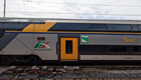 el tren se acerca y se detiene en la estación de florencia.