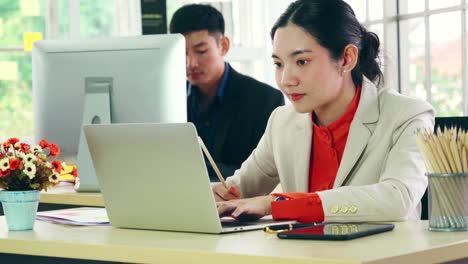 Business-people-working-at-table-in-modern-office