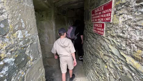 Escalones-De-Piedra-Descendientes-De-La-Familia-En-El-Castillo-De-Harlech