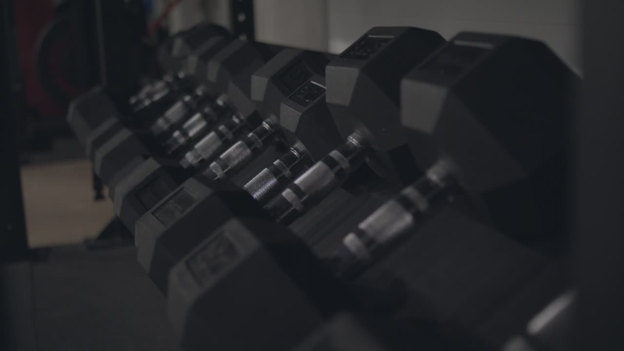 гантели в тренажерном зале