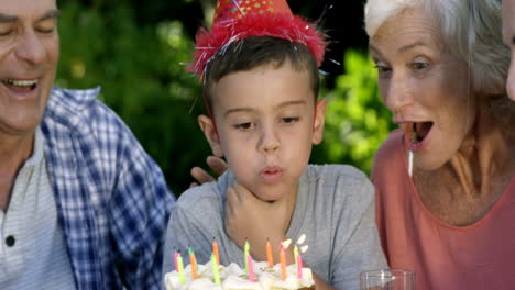 um menino a soprar as velas.