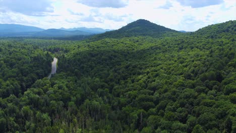 imágenes de drones de las lujosas montañas verdes en el norte del estado de nueva york en un hermoso día de verano