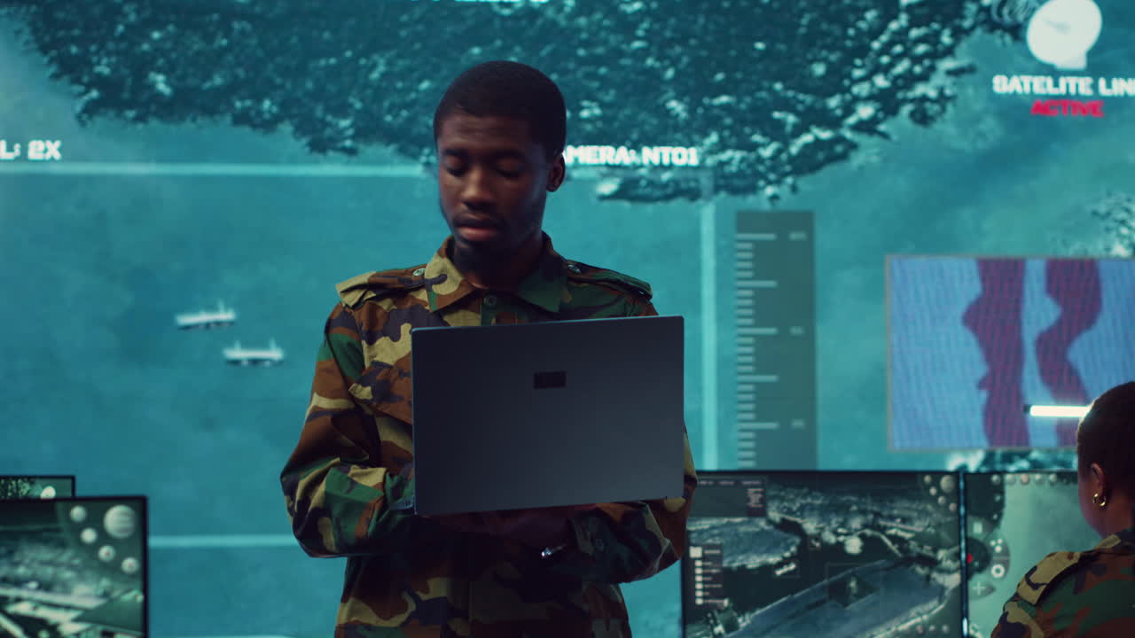 maquinista de la guardia nacional que gestiona las medidas de ciberseguridad para proteger al gobierno