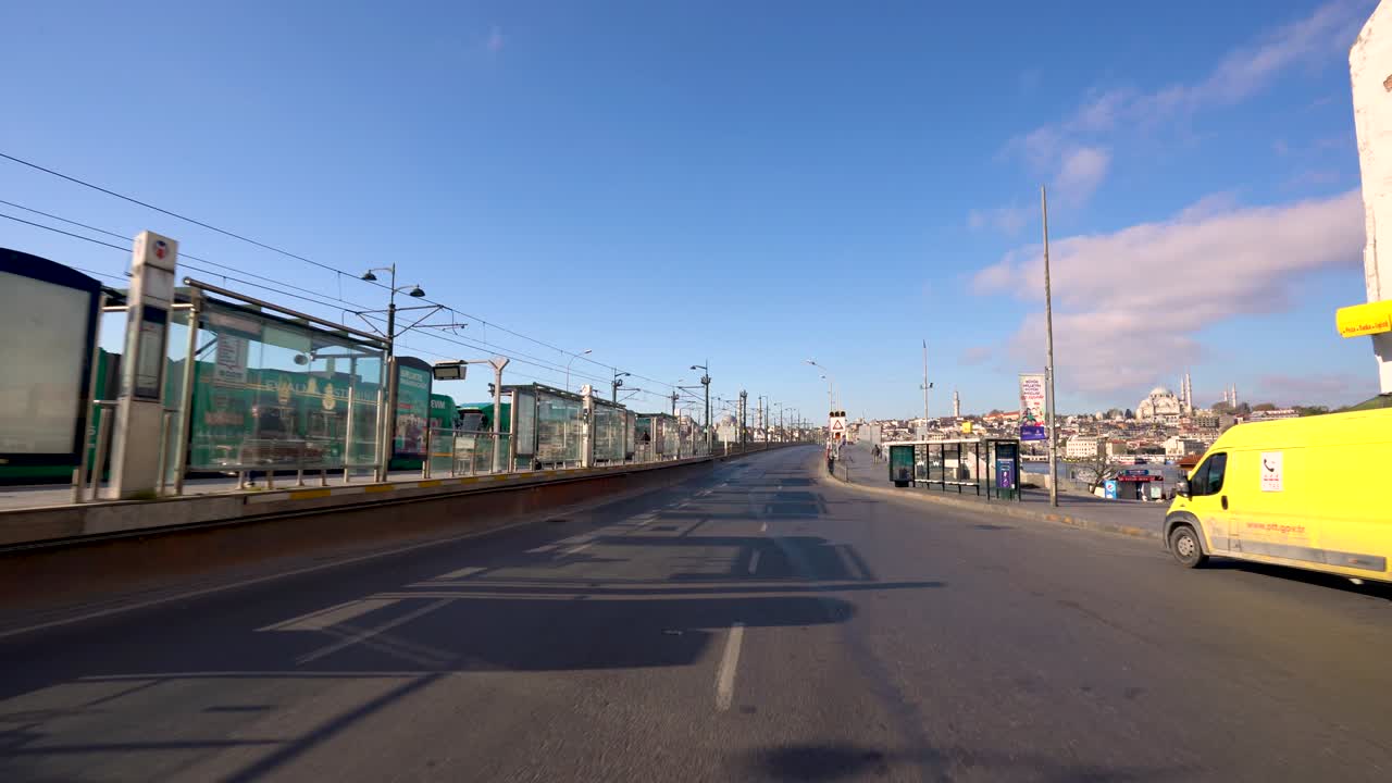 이란의 이스탄불에서 갈라타 다리 (galata bridge) 는 코로나19 대유행으로 인한 통행금지 조치가 적용되고 있다.