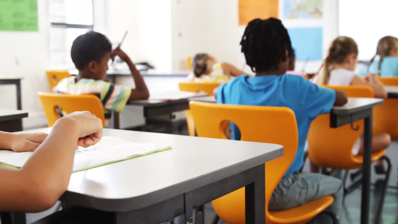 niños de la escuela que estudian en el aula