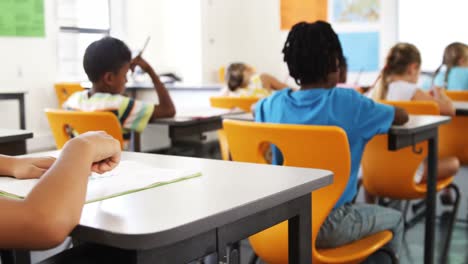 niños de escuela estudiando en el aula
